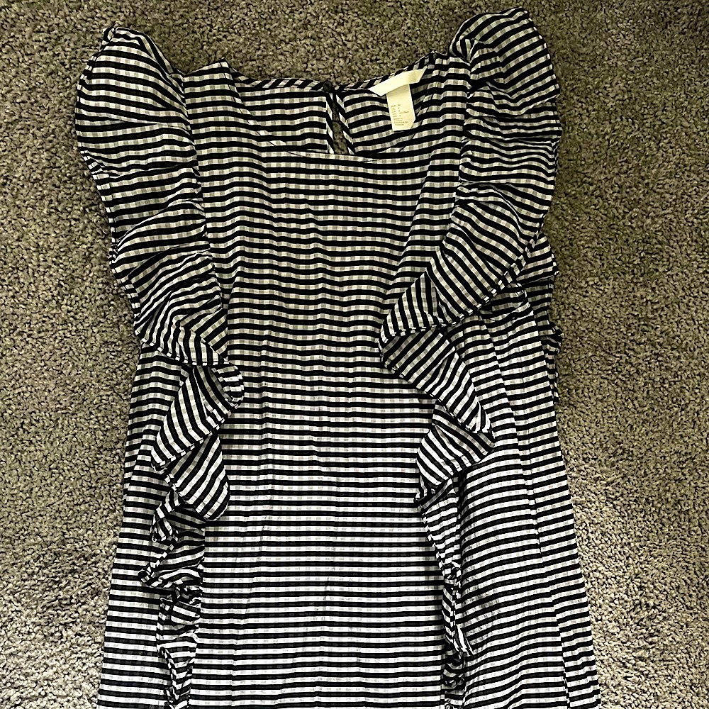 H&M ruffle sleeve shift dress size 6